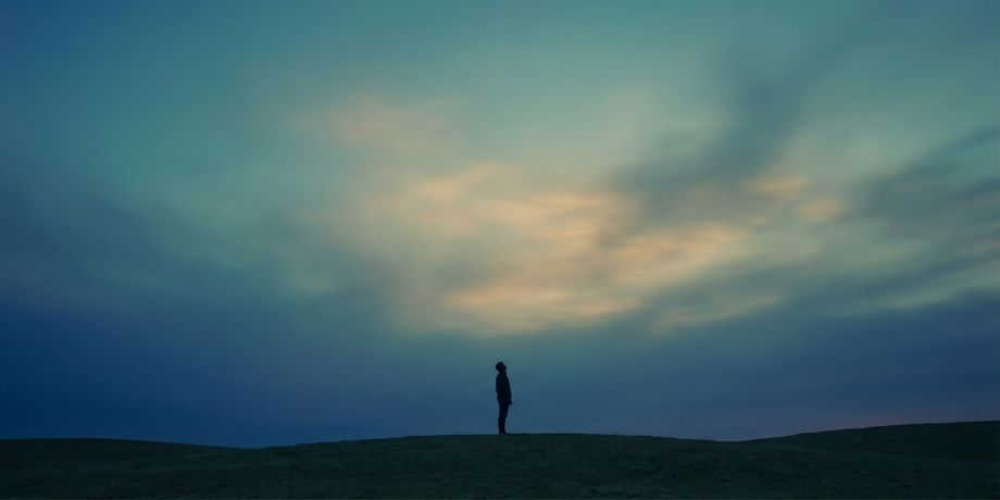 صورة تحتوي على رجل ينظر للسماء