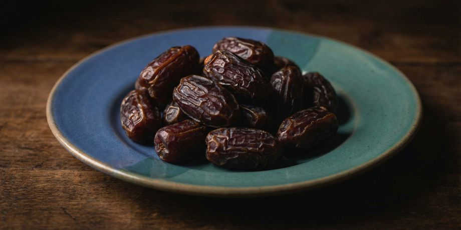 صورة تحتوي على بلح