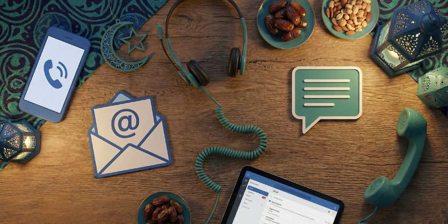 صورة تحتوي على وسائل للتواصل وأجواء رمضانية