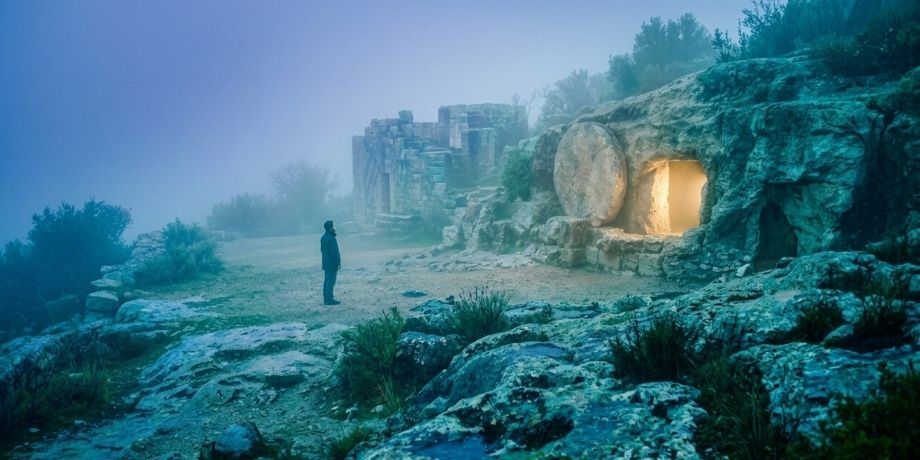 صورة تحتوي على رجل يقف أمام قبر فارغ