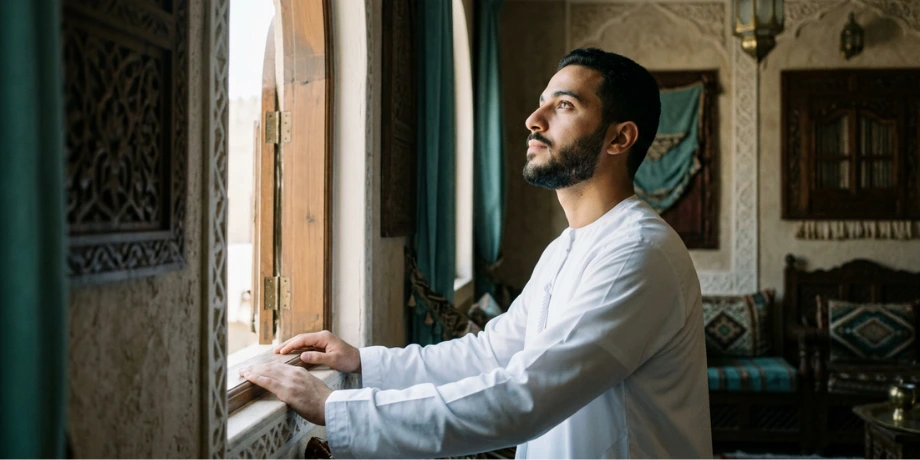  صورة تحتوي على رجل ينظر إلى السماء من الشباك