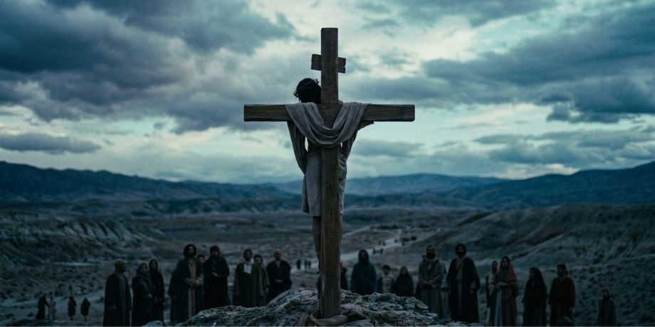 صورة تحتوي على صليب ومصلوب وجموع من الناس