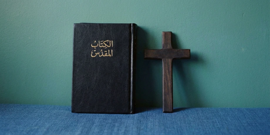  صورة تحتوي على الكتاب المقدس وصليب
