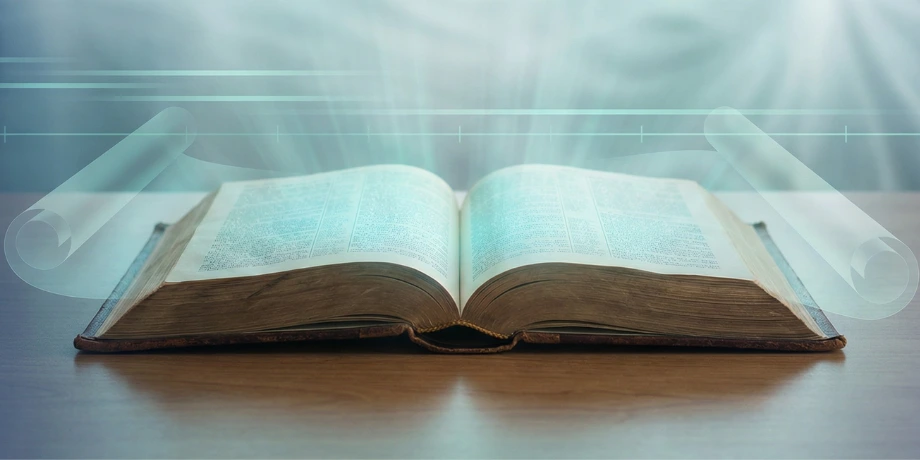 صورة تحتوى على كتاب مقدس